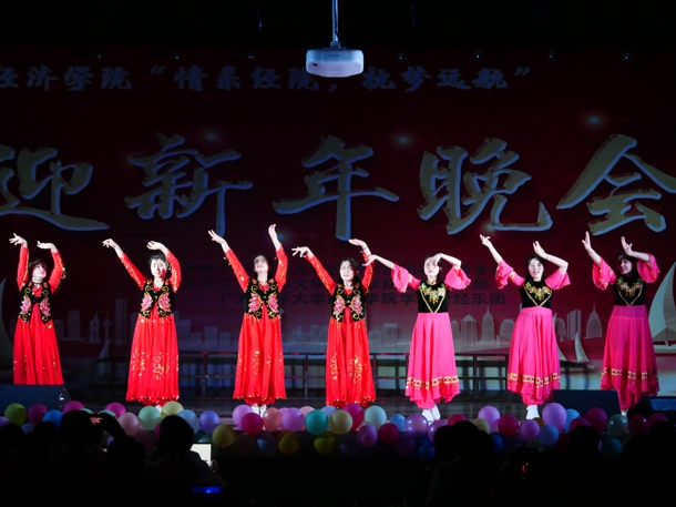 D:\Backup\桌面\新闻\1226det365在线平台举办迎新年文艺晚会（院）\2新疆民族舞蹈（发文稿）.jpg